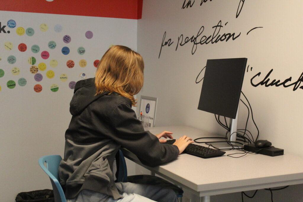 Student using the computer in the Schwab Learning Center